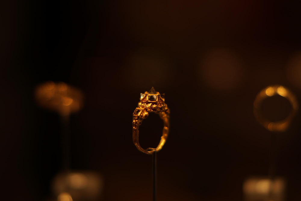 How to Choose the Perfect Gold Solitaire Ring