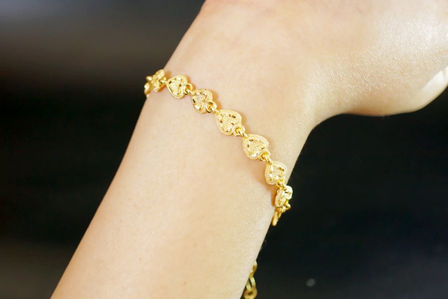 Timelessly Trendy: 22K Gold Bracelets for Women in kandivali east