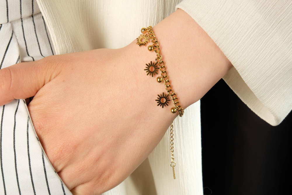 Cord Gold Bracelet – Modern Style, Classic Gold