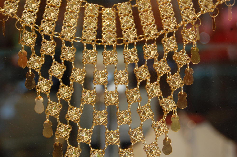 Queen Necklace: A Bride’s Royal Touch