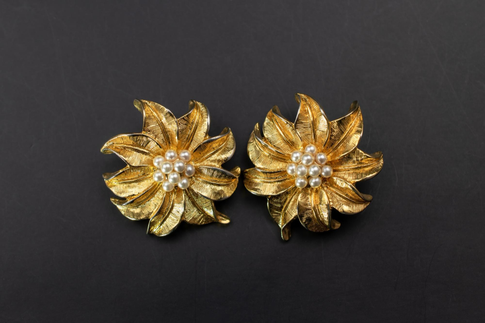 4 Gram Gold Earrings with Traditional Indian Craftsmanship